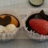 Tartaletas de chocolate con frutas. Imitación alimentos. 4 Espárragos.