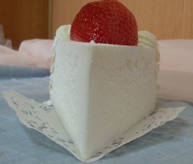 Porción de Pastel de crema con fresa. Imitación alimentos.