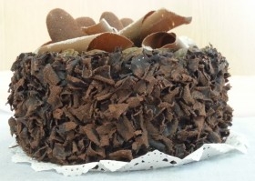 Pastel de Chocolate con Corazones. Imitación alimentos.