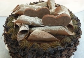 Pastel de Chocolate con Corazones. Imitación alimentos.