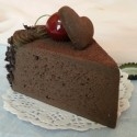 Porción de Pastel de Chocolate con Corazón y Cereza . Imitación alimentos.