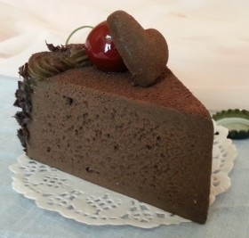 Porción de Pastel de Chocolate con Corazón y Cereza . Imitación alimentos.