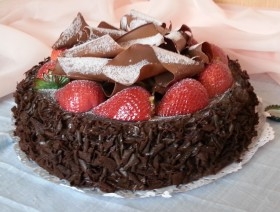 Pastel de Chocolate con Fresas. Imitación alimentos.