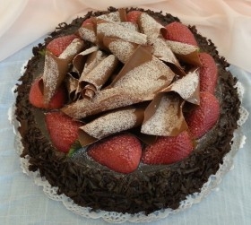 Pastel de Chocolate con Fresas. Imitación alimentos.