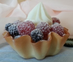 Tartaleta de Frambuesas rojas y negras. Imitación alimentos.