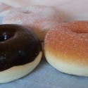 Donuts azucarados y de chocolate. Imitación alimentos. Tres unidades.