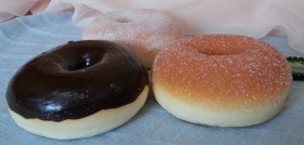 Donuts azucarados y de chocolate. Imitación alimentos. Tres unidades.