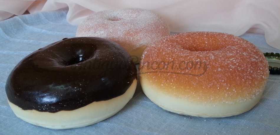 Donuts azucarados y de chocolate. Imitación alimentos. Tres unidades.