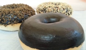 Donuts de chocolate. Imitación alimentos. Tres unidades.