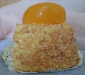 Tarta de queso con fresa y mandarina. Porción. Imitación alimentos.