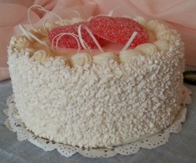 Pastel de crema con corazones. Imitación alimentos.