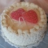 Pastel de crema con corazones. Imitación alimentos.