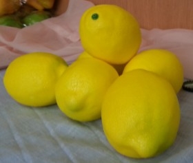 Limones. Imitación alimentos. Seis unidades.