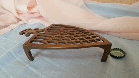 Planchero. Soporte en bronce para plancha.