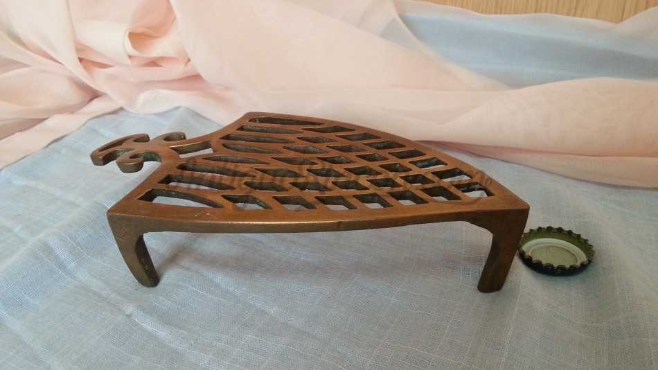 Planchero. Soporte en bronce para plancha.