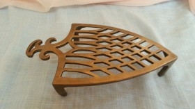 Planchero. Soporte en bronce para plancha.