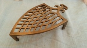 Planchero. Soporte en bronce para plancha.