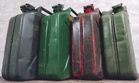 Bidones de gasolina. Disponemos de varios de ellos para decoración o atrezzo.