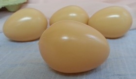 Huevos de gallina. Color Marrón. Imitación alimentos. 12 unidades.