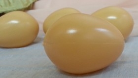 Huevos de gallina. Color Marrón. Imitación alimentos. 12 unidades.