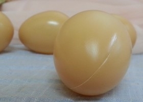 Huevos de gallina. Color Marrón. Imitación alimentos. 12 unidades.