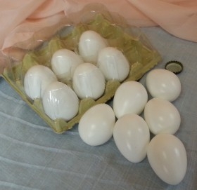 Huevos de gallina. Color Blanco. Imitación alimentos. 12 unidades.