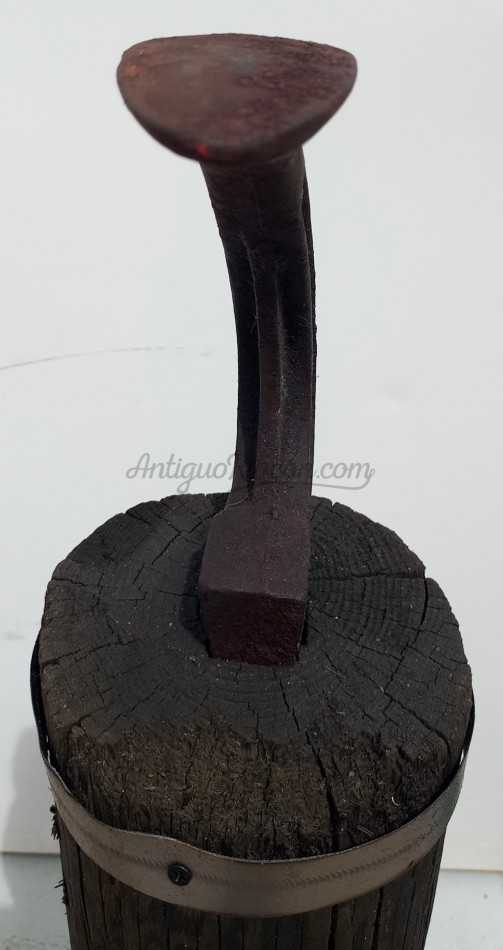 Yunque de Zapatero sobre base de madera.