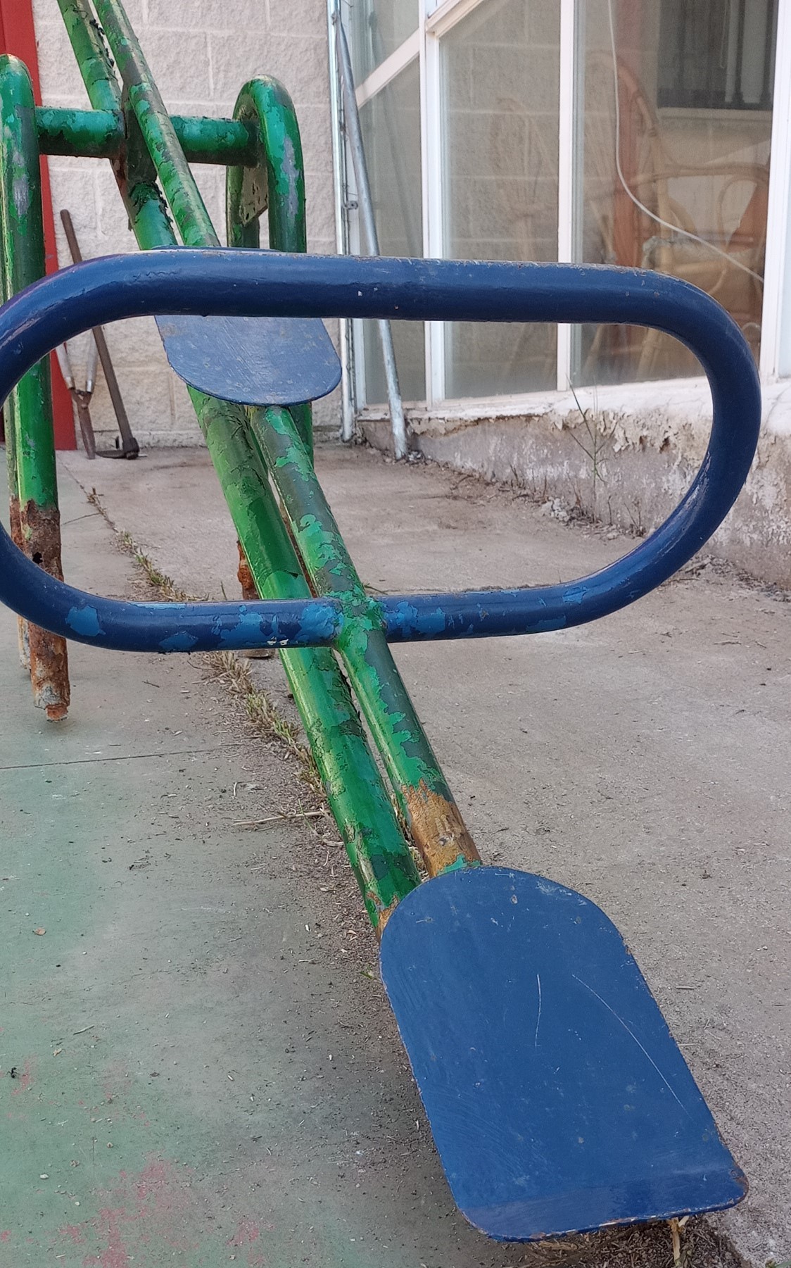 Columpio de niños. Sube y baja. Emblemático. Años 70. Completo.