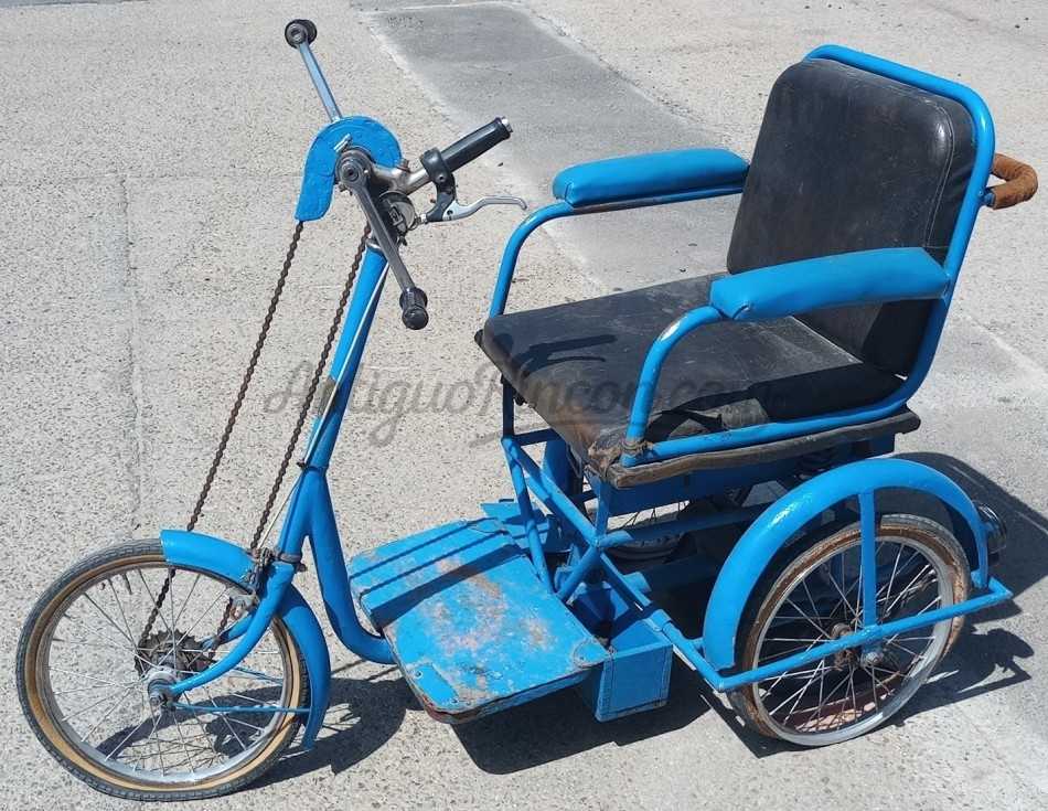 Triciclo. Carrito minusválidos. Magnífica antigüedad. Para restaurar sus ruedas.cionando.