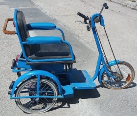 Triciclo. Carrito minusválidos. Magnífica antigüedad. Para restaurar sus ruedas.cionando.