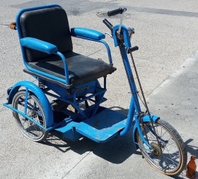 Triciclo. Carrito minusválidos. Magnífica antigüedad. Para restaurar sus ruedas.cionando.