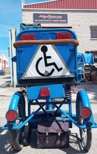 Triciclo. Carrito minusválidos. Magnífica antigüedad. Para restaurar sus ruedas.cionando.