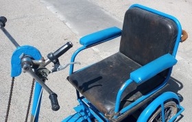 Triciclo. Carrito minusválidos. Magnífica antigüedad. Para restaurar sus ruedas.cionando.