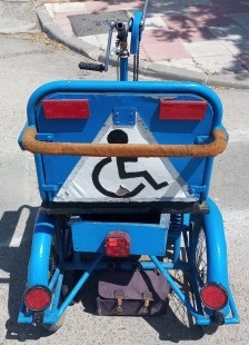 Triciclo. Carrito minusválidos. Magnífica antigüedad. Para restaurar sus ruedas.cionando.