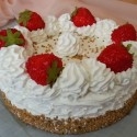 Tarta de crema con fresas. Imitación alimentos.