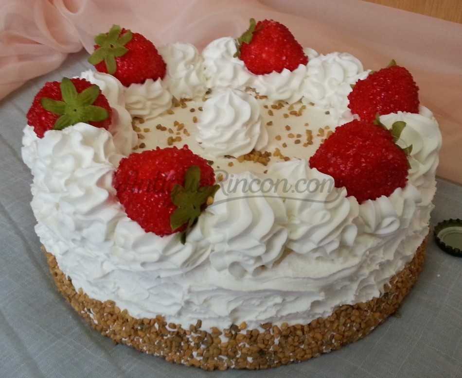 Tarta de crema con fresas. Imitación alimentos.