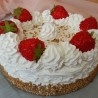 Tarta de crema con fresas. Imitación alimentos.