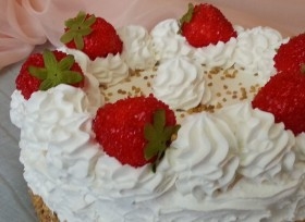 Tarta de crema con fresas. Imitación alimentos.