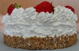 Tarta de crema con fresas. Imitación alimentos.