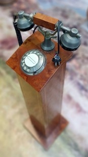 Teléfono de columna de madera. Vintage. Años 50.