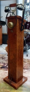 Teléfono de columna de madera. Vintage. Años 50.