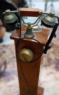 Teléfono de columna de madera. Vintage. Años 50.