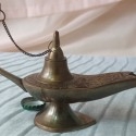 Lamparilla de aceite. Latón dorado. Estilo Aladino. Magnífica.