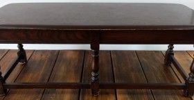 Mesa. Mesa baja en madera maciza.