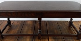 Mesa. Mesa baja en madera maciza.