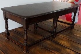 Mesa. Mesa baja en madera maciza.