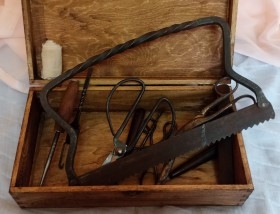 Amputación. Kit de sierra e instrumental quirúrgico. Estilo medieval. Cirugía.