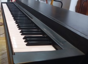 Teclado eléctrico. Piano. Yamaha de los años 80. Funcionando.