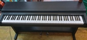 Teclado eléctrico. Piano. Yamaha de los años 80. Funcionando.