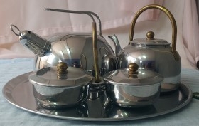 Servicio de té. Conjunto en metal plateado de 5 piezas.